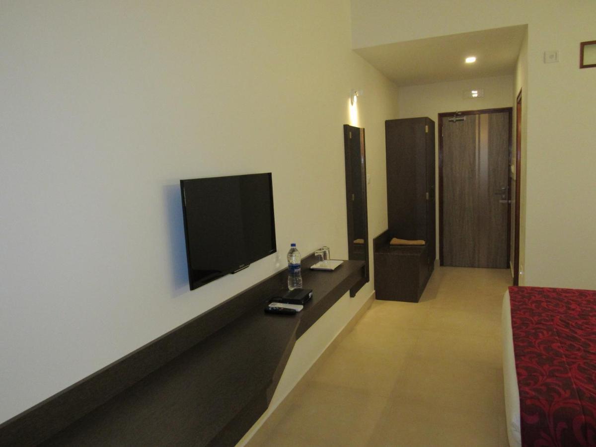 Palguni Residency Hassan Exterior foto