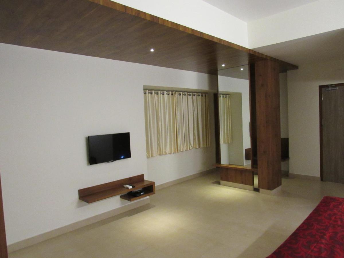 Palguni Residency Hassan Exterior foto