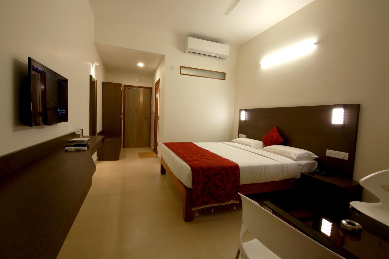 Palguni Residency Hassan Exterior foto